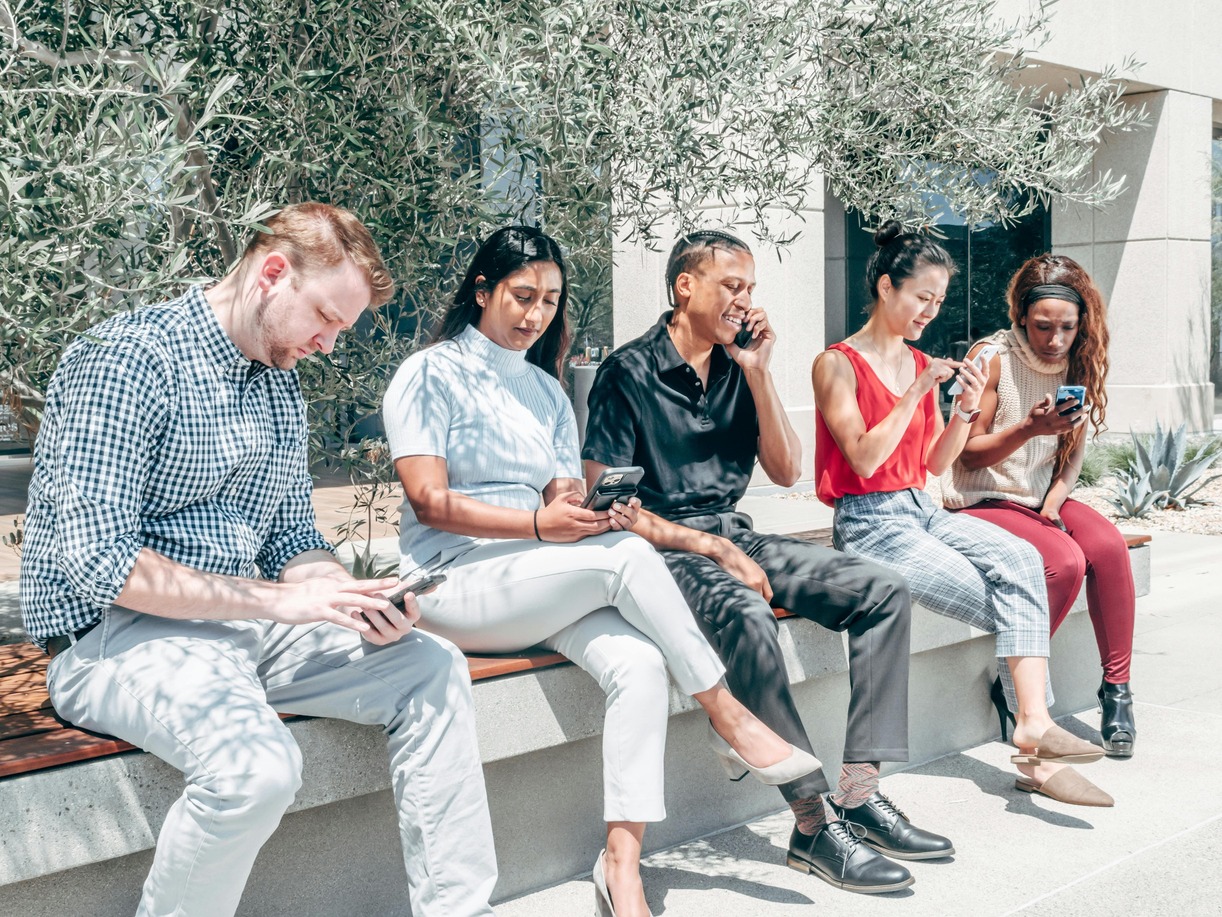 Ese Technology (Ikoranabuhanga) Ituma Tubana neza Cyangwa Ituma Twiyumva Twenyine? (Lonely) – Uruhare rwa Technology mu mibanire y’abantu – Benix Space